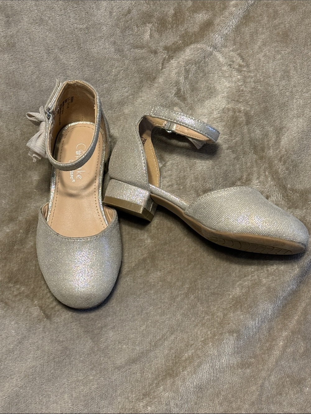 Girls 9c cupcake gold Low Block Heel